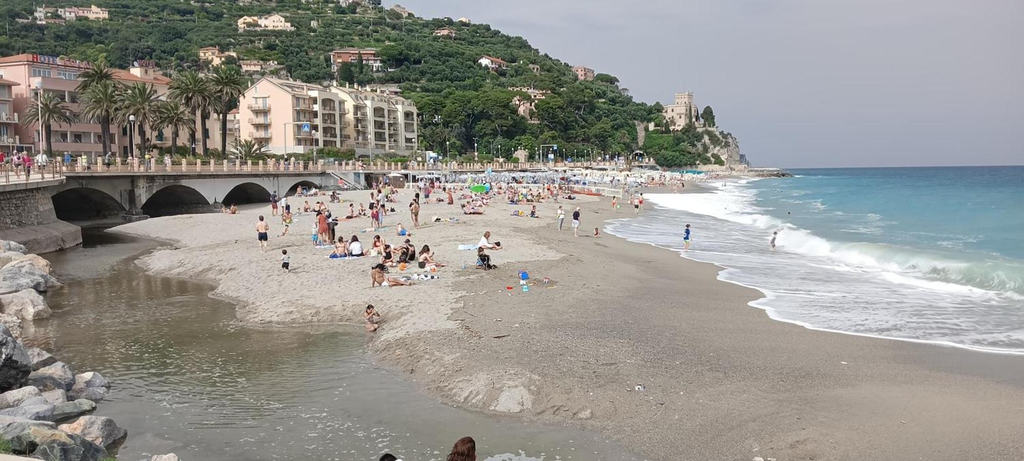 Piccolo Hotel Holiday Center Finale Ligure Exterior photo