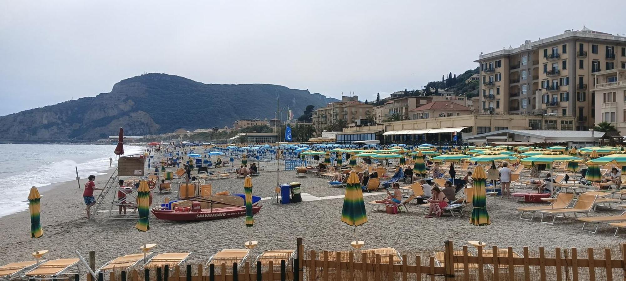 Piccolo Hotel Holiday Center Finale Ligure Exterior photo