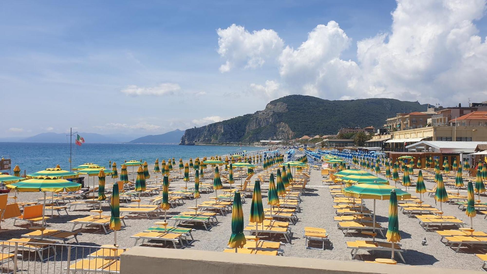 Piccolo Hotel Holiday Center Finale Ligure Exterior photo